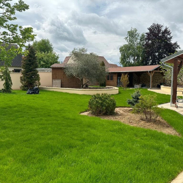 Aménagement paysager complet avec pelouse et massifs à Chamcueil en Essonne