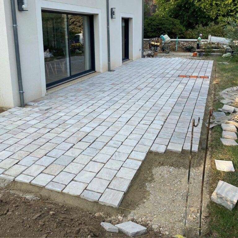 Pose de pavés carrés pour terrasse extérieure à Fontenay-lès-Briis