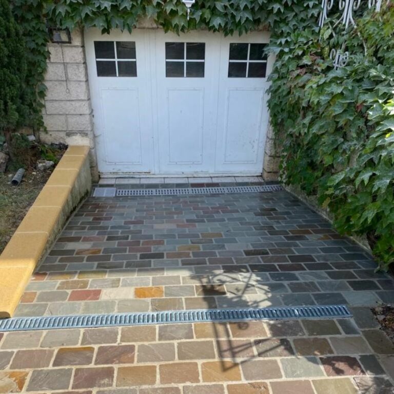 Pose de pavés pour passage voiture devant un garage à Longpont-sur-Orge