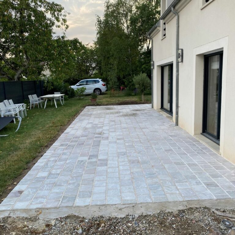 Terrasse extérieure en pavés carrés réalisée à Fontenay-lès-Briis en Essonne