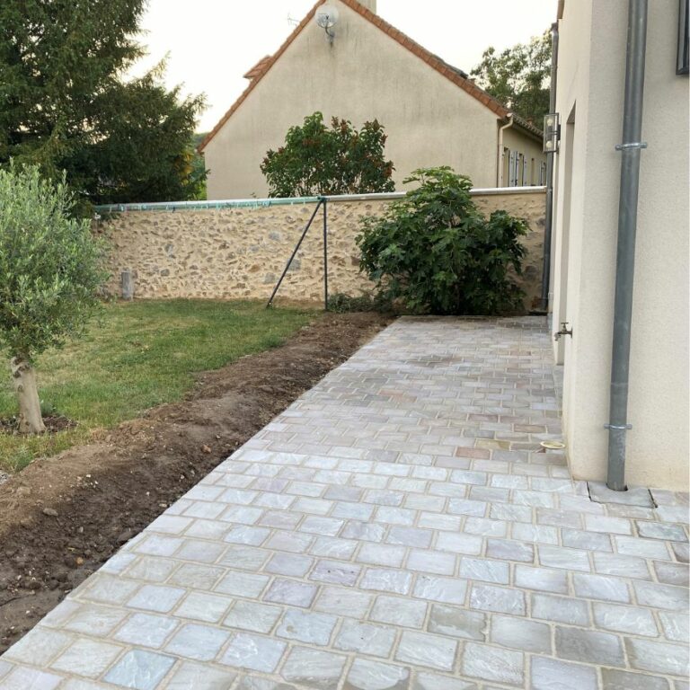 Terrasse extérieure finalisée en pavés carrés à Fontenay-lès-Briis